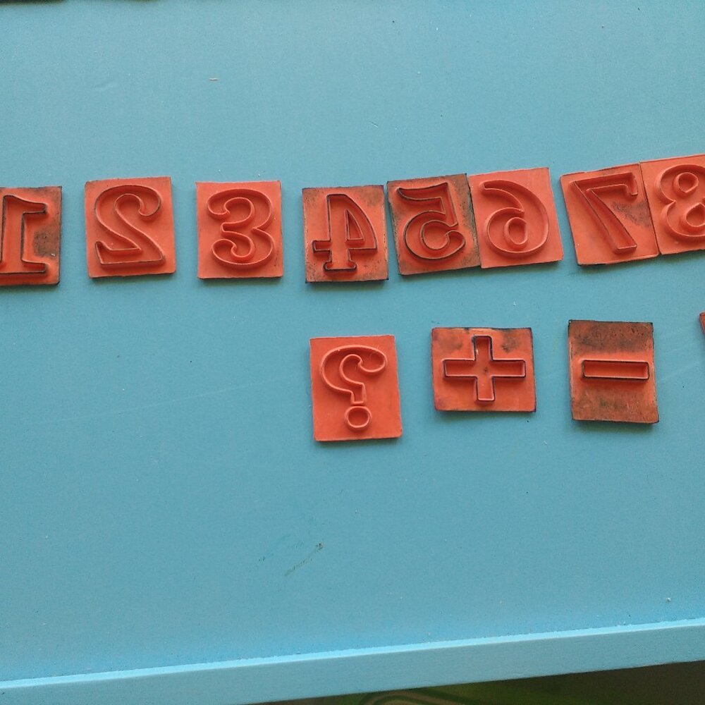 Rubber Stamps: 40 pieces stamps with 1 handle, 10 numbers 25 letters 4 sign